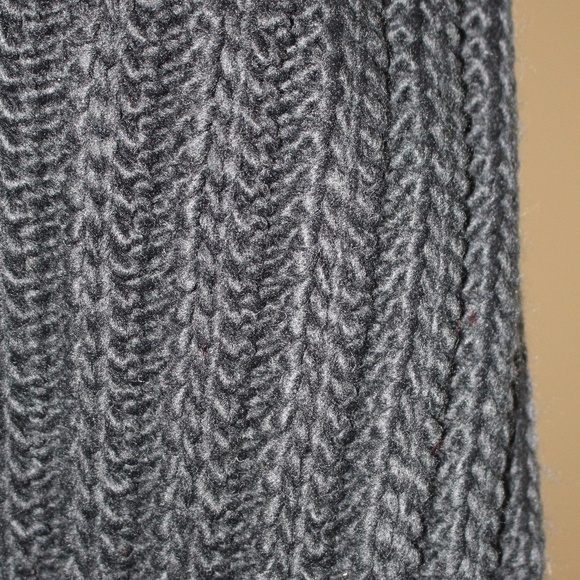 Jaanuu, Black cable knit pom pom beanie and key hole  scarf - Picture 4 of 12